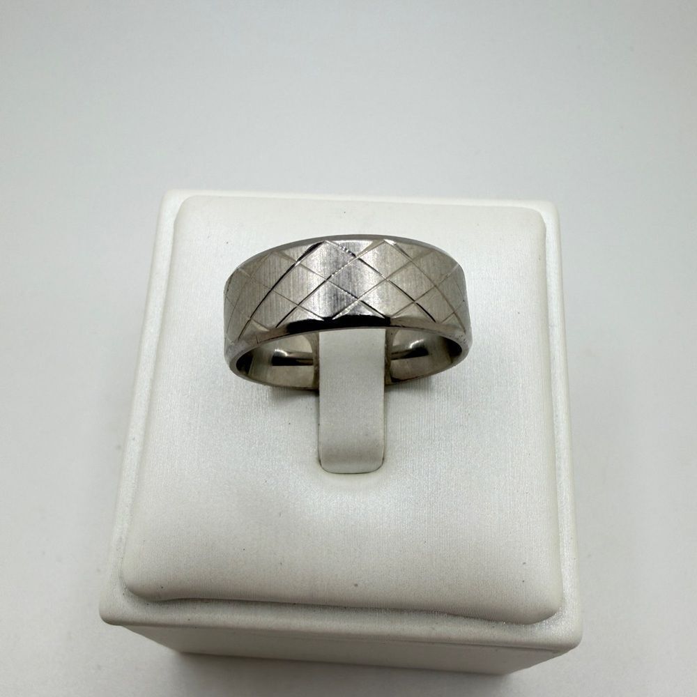 Size‎ 9, Silver tone metal with diamond criss-cross etching wedding band/ring!